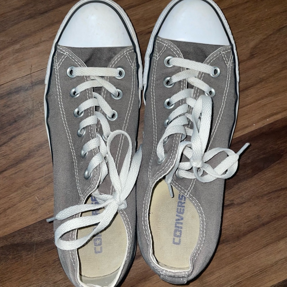Converse sneakers unisex- Woman’s 9.5-Men’s 7.5